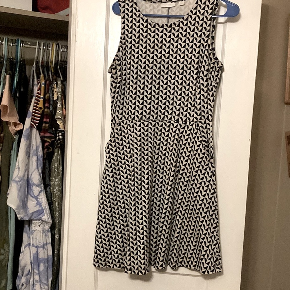 New York & Company Geometric black and white short dress with pockets